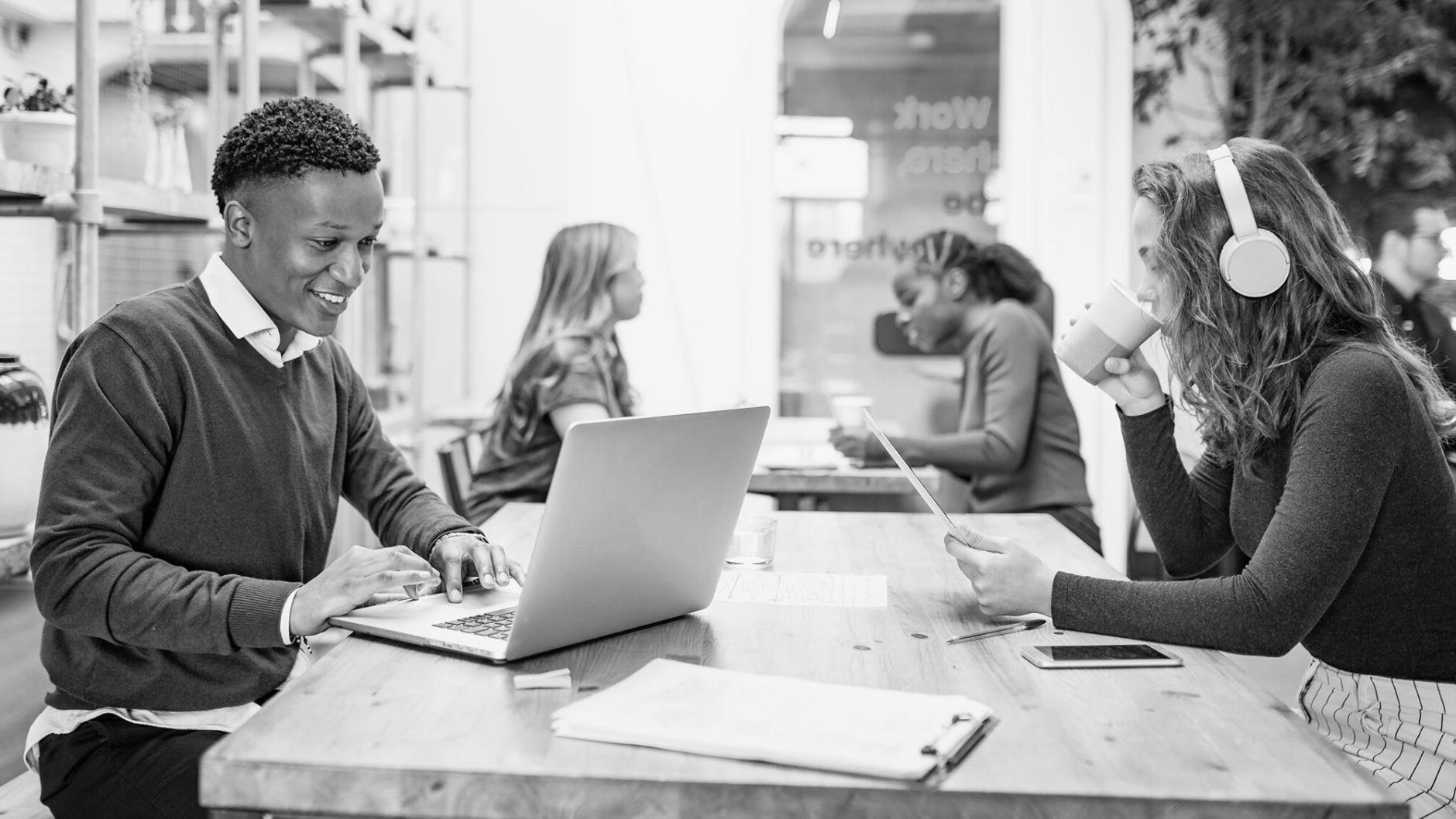 SEO-Analytics Arbeitsumgebung mit Datenvisualisierung